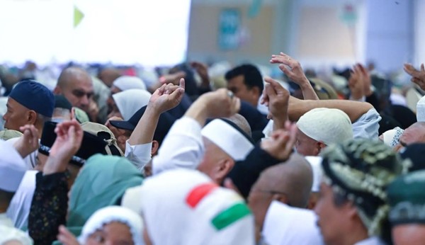 حجاج بيت الله الحرام يرمون الجمرات في ثاني أيام التشريق (واس)