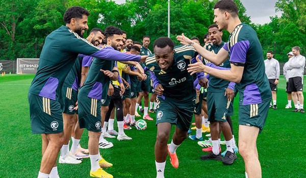 تحية لاعبي «الأخضر» السعودي لسعود عبدالحميد عقب انضمامه لمعسكر المنتخب