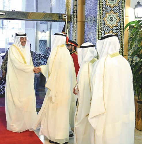 سمو ولي العهد الشيخ صباح الخالد مصافحا الحضور في المسجد الكبير