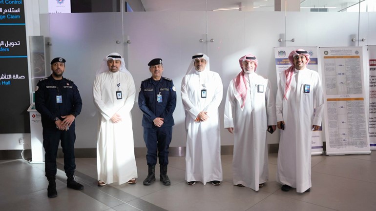 الرئيس التنفيذي لشركة الخطوط الجوية الكويتية بالتكليف عبدالوهاب الشطي مع طاقم العمل في الخطوط الكويتية