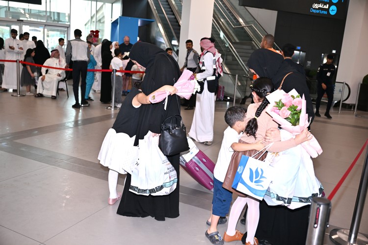 استقبال الحجاج لدى وصولهم للبلاد