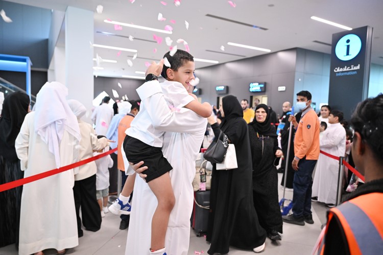 طفل في استقبال والده الحاج بالأحضان