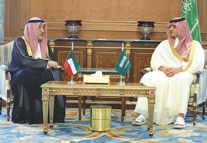 النائب الأول لرئيس مجلس الوزراء ووزير الداخلية الشيخ فهد اليوسف خلال لقائه وزير الداخلية رئيس لجنة الحج العليا بالمملكة العربية السعودية صاحب السمو الملكي الأمير عبدالعزيز بن سعود بن نايف بن عبدالعزيز آل سعود