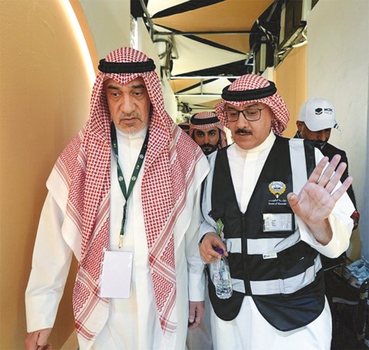 النائب الأول لرئيس مجلس الوزراء ووزير الداخلية الشيخ فهد اليوسف ووكيل وزارة الشؤون الإسلامية بالتكليف رئيس بعثة الحج الكويتية د.م.سليمان السويلم