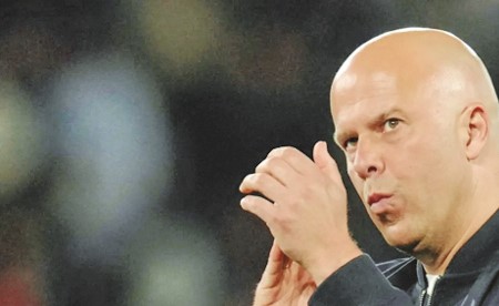 ليفربول يعلن رحيل سلوت عن تدريبه