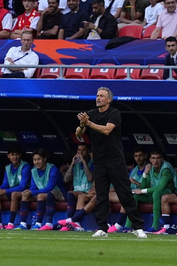لويس إنريكي بعد اللقب الأوروبي الثاني: لا أهتم بلقب أسطورة!