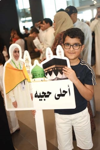 طفل في انتظار والدته الحاجة
