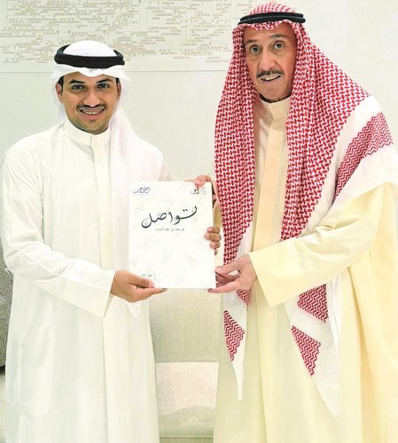 الشيخ فيصل الحمود تسلم كتاب تواصل من علي الكندري