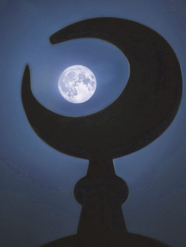 بدر العيد يعانق هلال المآذن في سماء الكويت بلوحة آسرة