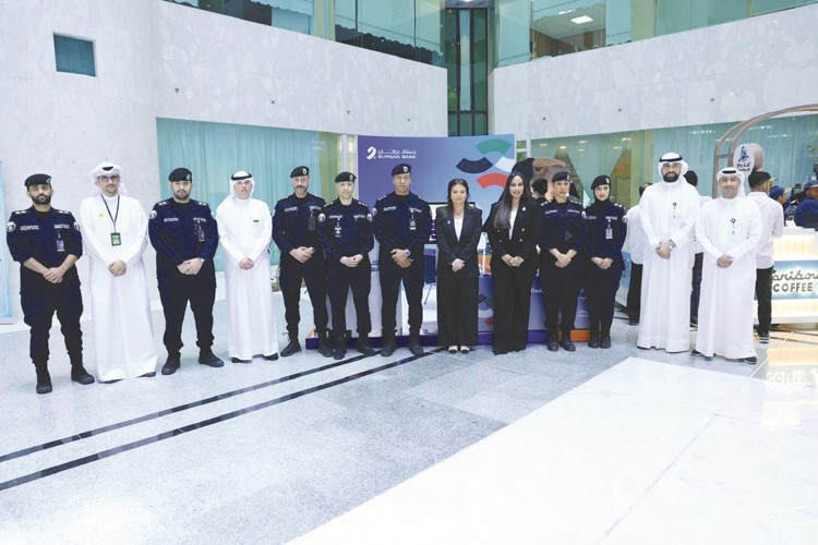 ممثلو بنك برقان ووزارة الداخلية في صورة جماعية خلال المبادرة