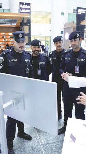 إقبال وتفاعل كبير من منتسبي وزارة الداخلية في جناح بنك برقان وكافيه كاريبو