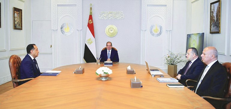 الرئيس عبدالفتاح السيسي خلال اجتماعه مع رئيس مجلس الوزراء د.مصطفى مدبولي ووزير التعليم العالي والبحث العلمي د.عبدالعزيز قنصوه