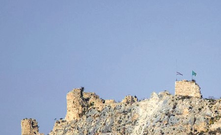 إسرائيل ترفع علمها على قلعة الشقيف الإستراتيجية وفرنسا تطلب اجتماعاً طارئاً لمجلس الأمن بشأن لبنان
