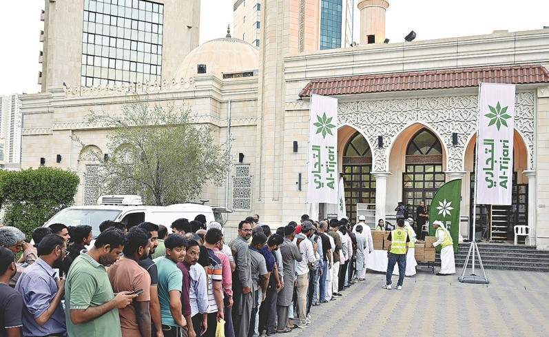 «التجاري» يوزّع وجبات إفطار صائم على العمال في يوم عرفة