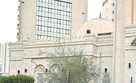 «التجاري» يوزّع وجبات إفطار صائم على العمال في يوم عرفة