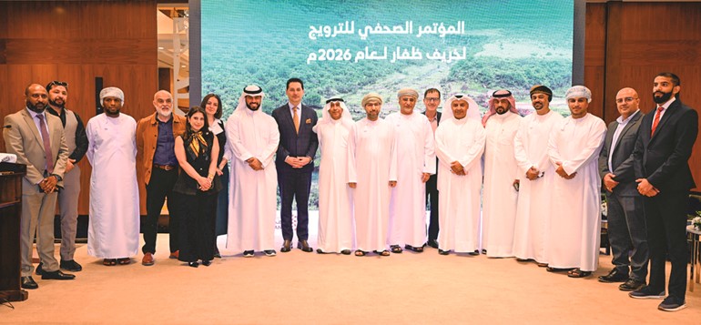 سفير سلطنة عمان لدى الكويت د.صالح الخروصي ورئيس قسم الأسواق السياحية العربية والآسيوية في وزارة التراث والسياحة العمانية مبارك الحراصي والمدير المساعد لدائرة تطوير الأسواق بوزارة التراث والسياحة العمانية يوسف المجيزي ومدير الترويج في إدارة التراث والسياحة بمحافظة ظفار مروان الغساني مع الحضور في المؤتمر (أحمد علي)