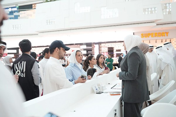 إقبال الطلبة على جناح حملة وجهني