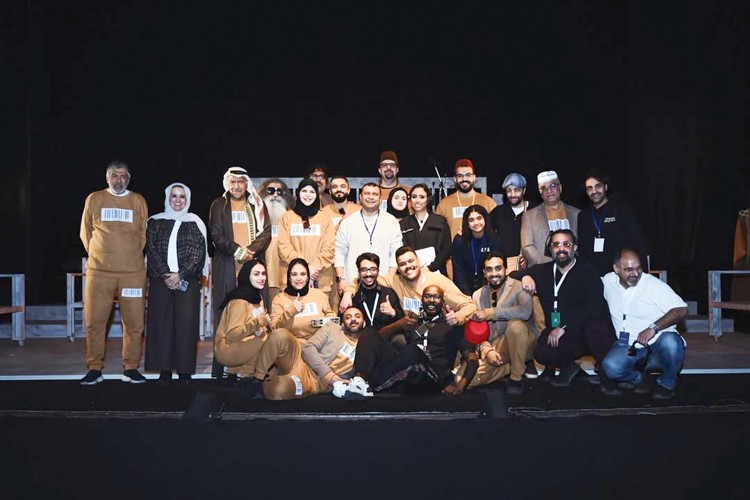 لقطة جماعية لفريق العمل مع رئيسة مجلس الإدارة المعينة منال البغدادي بعد عرضهم في مهرجان الكويت المسرحي بدورته الـ٢٥