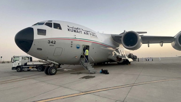الطائرة الإغاثية خلال إقلاعها إلى لبنان محملة بـ40 طنا من المساعدات