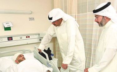 وزير الدفاع يزور المصابين جراء استهداف مطار الكويت