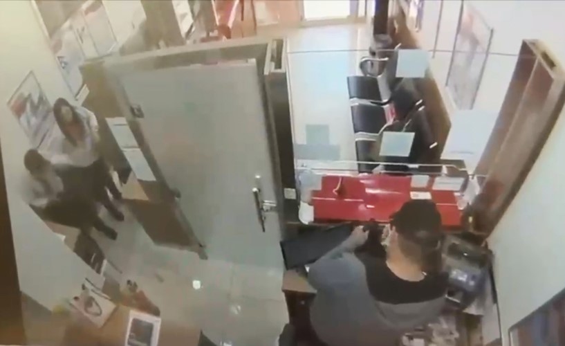 بالفيديو الجنائية تغلق ملف قضية سطو مسلح بضبط المتهم الآسيوي