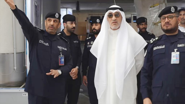 النائب الأول لرئيس مجلس الوزراء ووزير الداخلية الشيخ فهد اليوسف يتفقد مطار الكويت ويطلع على الإجراءات المتخذة للتعامل معها واحتواء آثارها