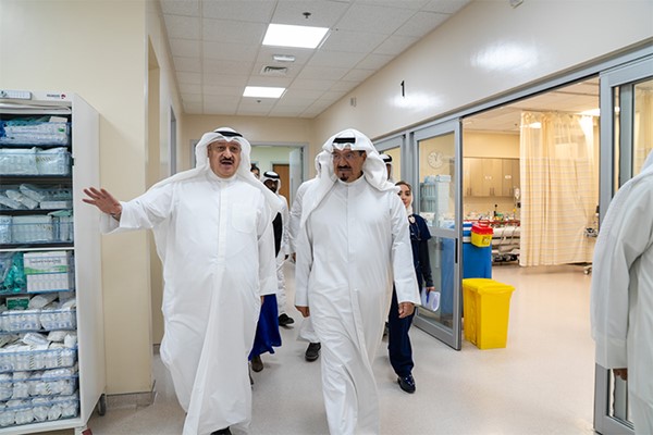 رئيس الوزراء يزور المصابين جراء استهداف المطار: تقديم أفضل مستويات الرعاية الصحية والعلاجية