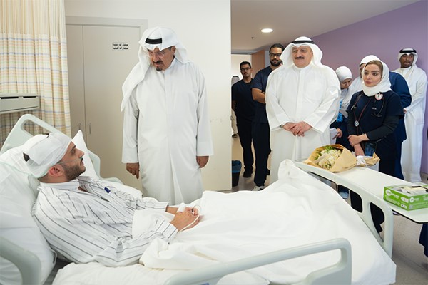 رئيس الوزراء يزور المصابين جراء استهداف المطار: تقديم أفضل مستويات الرعاية الصحية والعلاجية