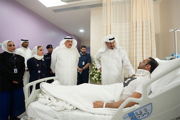 رئيس الوزراء يزور المصابين جراء استهداف المطار: تقديم أفضل مستويات الرعاية الصحية والعلاجية
