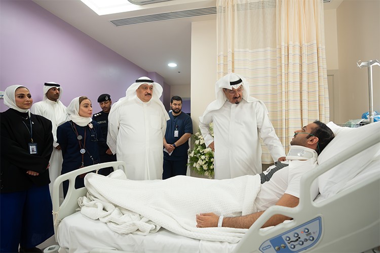 رئيس الوزراء يزور المصابين جراء استهداف المطار تقديم أفضل مستويات الرعاية الصحية والعلاجية