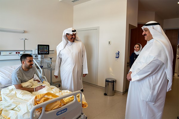 رئيس الوزراء يزور المصابين جراء استهداف المطار: تقديم أفضل مستويات الرعاية الصحية والعلاجية