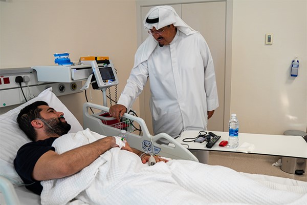 رئيس الوزراء يزور المصابين جراء استهداف المطار: تقديم أفضل مستويات الرعاية الصحية والعلاجية