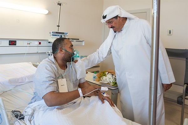 رئيس الوزراء يزور المصابين جراء استهداف المطار: تقديم أفضل مستويات الرعاية الصحية والعلاجية