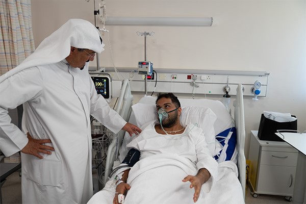 رئيس الوزراء يزور المصابين جراء استهداف المطار: تقديم أفضل مستويات الرعاية الصحية والعلاجية