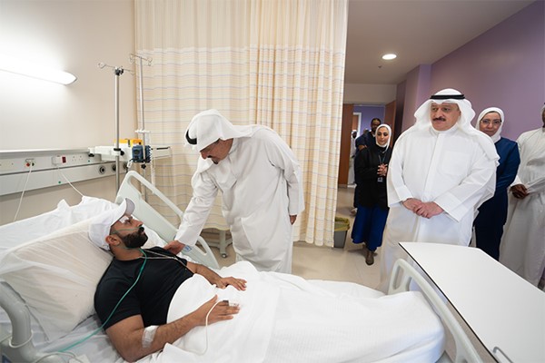 رئيس الوزراء يزور المصابين جراء استهداف المطار: تقديم أفضل مستويات الرعاية الصحية والعلاجية