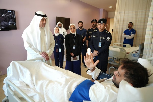 النائب الأول لرئيس مجلس الوزراء ووزير الداخلية الشيخ فهد اليوسف خلال زيارته إلى المستشفى للاطمئنان على حالة المصابين ويبدو المدير العام للإدارة العلاقات العامة والإعلام الأمني العميد ناصر أبو صليب