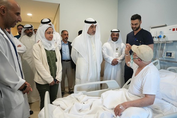 النائب الأول لرئيس مجلس الوزراء ووزير الداخلية الشيخ فهد اليوسف يستمع من أحد المصابين إلى ملابسات الاعتداء والحالة الصحية له