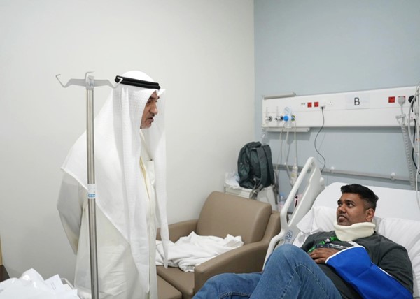 النائب الأول لرئيس مجلس الوزراء ووزير الداخلية الشيخ فهد اليوسف يعود أحد مصابي المطار