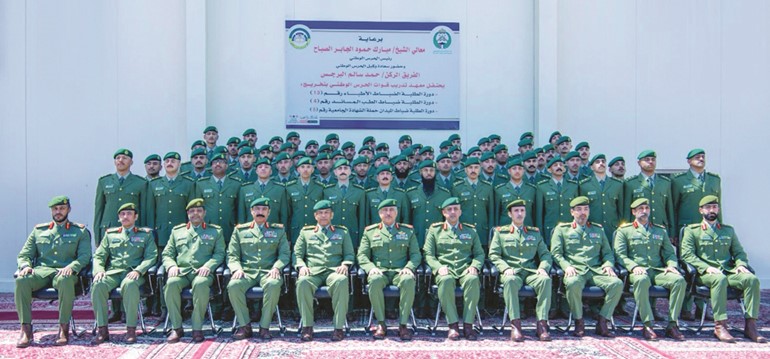 وكيل الحرس الوطني الفريق الركن حمد البرجس في لقطة جماعية مع الطلبة خريجي دورات ضباط الميدان والطلبة الضباط الأطباء والطلبة ضباط الطب المساند