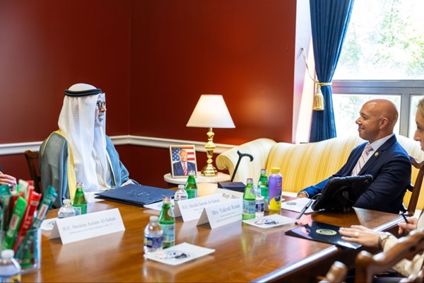  وزير الخارجية الشيخ جراح الجابر مع رئيس لجنة الشؤون الخارجية بمجلس النواب الأميركي براين ماست