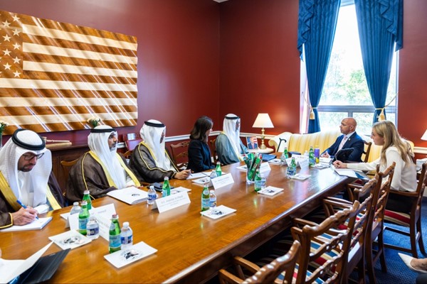  جانب من اجتماع وزير الخارجية الشيخ جراح الجابر مع رئيس لجنة الشؤون الخارجية بمجلس النواب الأميركي براين ماست