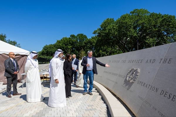  وزير الخارجية الشيخ جراح الجابر يطلع على الصرح التذكاري لعمليتي عاصفة الصحراء ودرع الصحراء