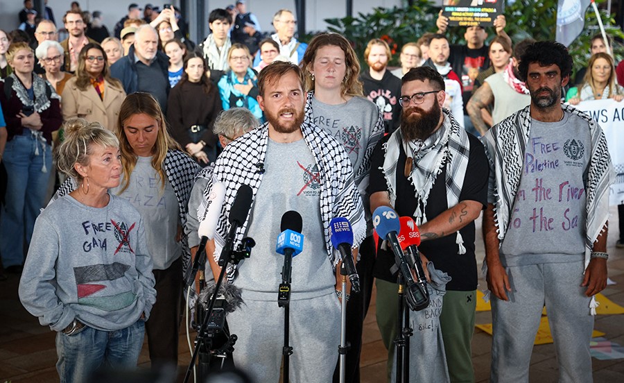 القضاء الفرنسي يفتح تحقيقا في جرائم حرب على خلفية تنكيل إسرائيل بنشطاء أسطول الصمود لغزة