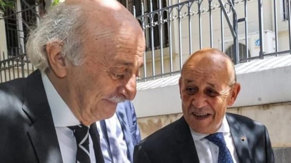 الرئيس السابق لـ«الحزب التقدمي الاشتراكي» وليد جنبلاط خلال لقائه المبعوث الرئاسي الفرنسي إلى لبنان جان إيف لودريان