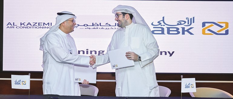 تبادل الاتفاقية بين محمد القطان وعبدالرزاق الكاظمي