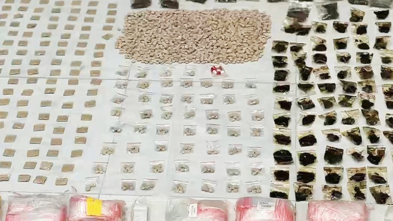 والضبطية الثانية شملت 66 غراما من الهيروين و304 غرامات من الحشيش ومادة الكانجا المخدرة و2015 حبة مخدرة