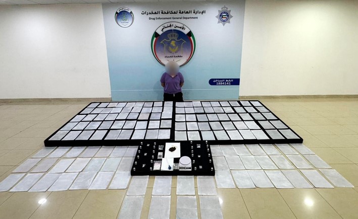 بالفيديو ضبط مصري بـ 140 ورقة مشبعة بـالكيميكال و200 مل من مادة (CBD) المخدرة وبنغلاديشي متلبسا بـ هيروين وكانجا وحشيش و2000 حبة