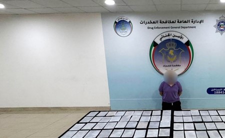 بالفيديو.. ضبط مصري بـ 140 ورقة مشبعة بـ«الكيميكال» و200 مل من مادة (CBD) المخدرة وبنغلاديشي متلبساً بـ «هيروين» و«كانجا» و«حشيش» و2000 حبة
