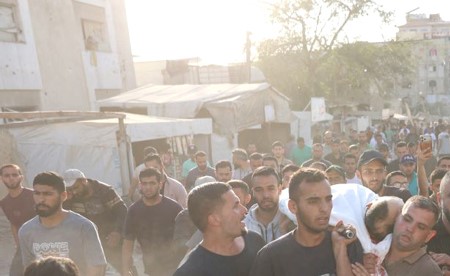 إسرائيل تقصف مخيماً يؤوي نازحين في غزة.. ومستوطنون يهاجمون بلدة في الضفة الغربية