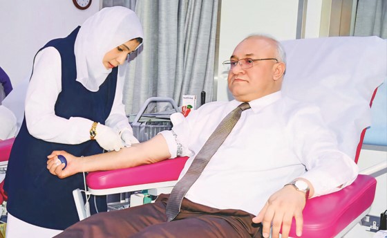 الجالية البنغالية تتبرع بالدم دعماً لمصابي الصفوف الأمامية